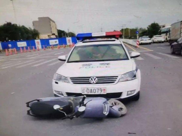 桥宜速配 沈阳一男子将私家车改为白色警车，与电动车剐碰后被民警识破