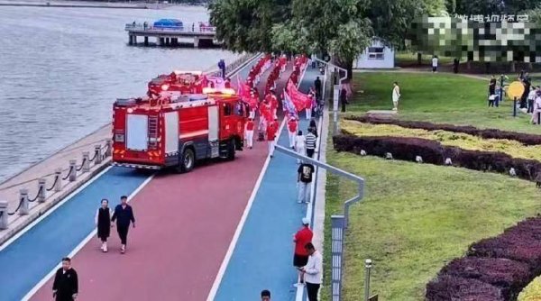 泸深在线 老年“暴走团”阻挡消防车，只是素养问题吗